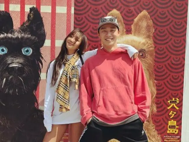 SISTAR former member HELOLIN, rELeased two-shot pictures with actor Park SeoJun.