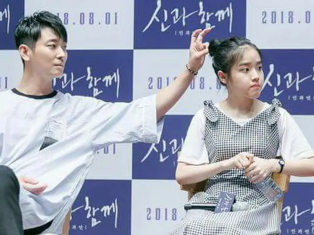 Actor Joo Ji Hoon, actress Kim HyangGi is caught in mischievous position.