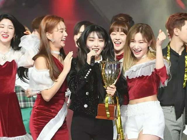 CHUNGHA, MBC MUSIC ”Show Champion” 1st place is blessed from LABOUM. .