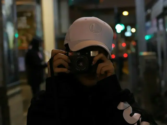 【D Official mnh】 CHUNG HA, filming with a film camera. Hong Kong