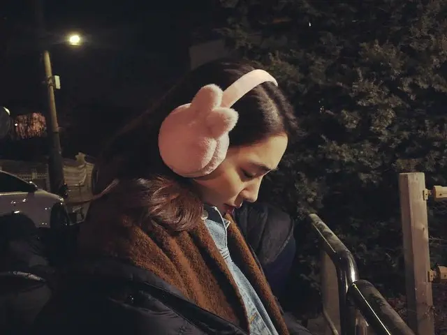 【G Official】 Actress Lee Min Ji, SNS update. ”Outdoor shoot...cold...earmuffs. Thanks!!!!”.