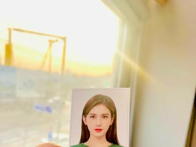 【G Official】 IOI_ former member Jeon Somi, showing a certification photo.