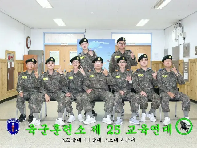 WINNER Kim JIN WOO, group photo at the Army Training Center released. The secondperson from the left