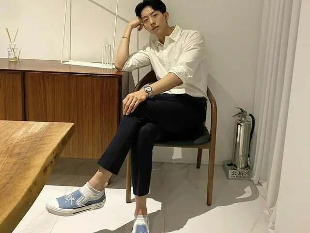 #CNBLUE Jongshin, ”Super long legs” is trending. ● Dior slip-on looks great onlong legs.