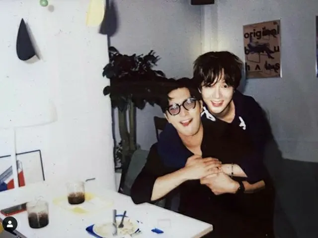 "SUPER JUNIOR" Yesung releases back hug photo trending.