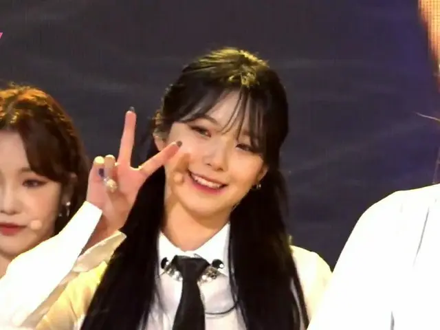 [T Official] fromis_9, RT TheKpop: I don't think it's the reason why Jihon smile