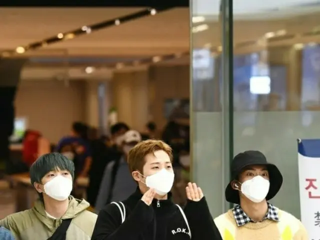 [JT Official] B1A4, RT Kstyle_news: Members walking together → [PHOTO] B1A4, arr