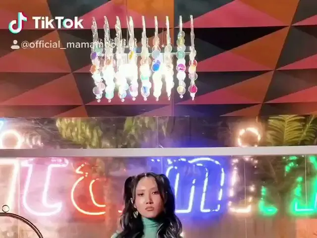 [T Official] MAMAMOO, [#Hwasa] Are you going to eat ice cream? 🤙🏻🤙🏻🍦 (Origi