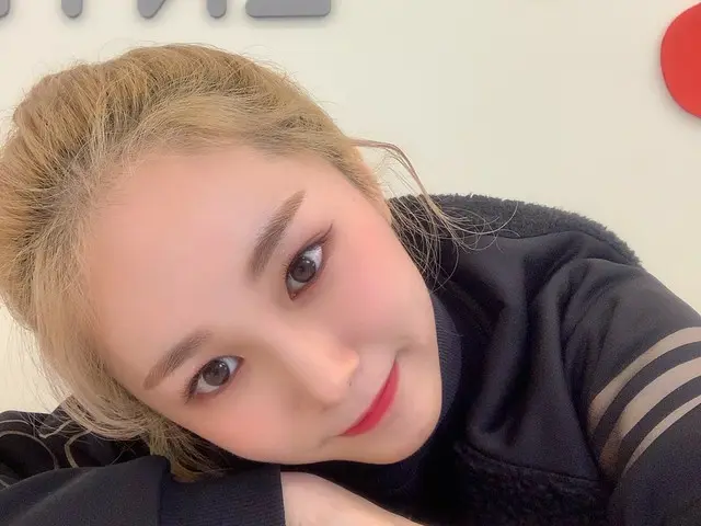 [T Official] EVERGLOW, [#Mia] I'm a little like a college student, right?! Someo