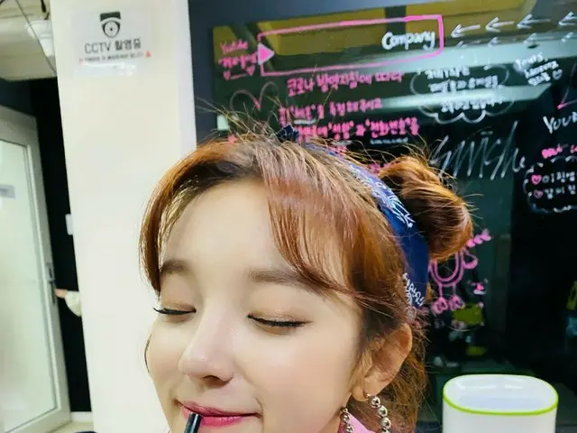 [T Official] (G)I-DLE, [#YUQI] Today's 🎁 🐶🕶 Please watch "Run Wave" a lot 😊