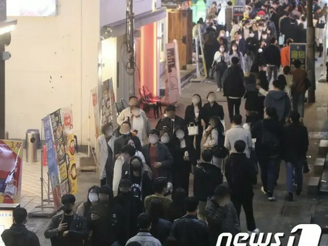 A state of Halloween in Busan. There are many people, but disguise is sparse. ..