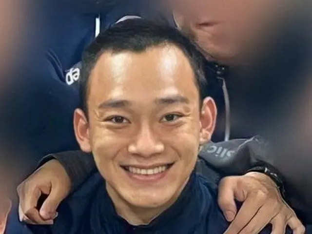 Hot Topic is a recent photo of CHEN (EXO) who joined the army on October 26th.