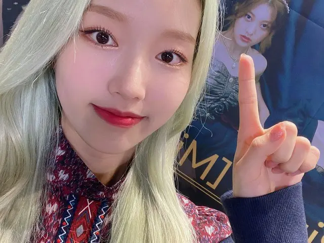 [T Official] LOONA, [#GoWon] Photo with the youngest child 💜😘💜 Orbit and otherswill take a quick