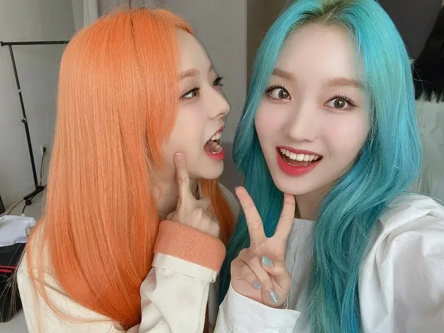 [T Official] LOONA, [#ViVi] The color of our heads is the sun 🧡 and the sea 💙plateau are so cute t