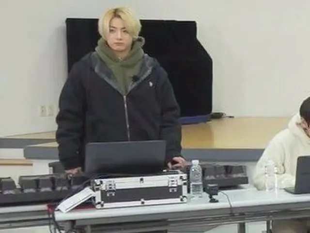 [D Official big] RT HardforJOOn: WAIT? !! ?? !! ?? did JUNGKOOK give JOON hisHOODIE? !! ?? !! ?? !!