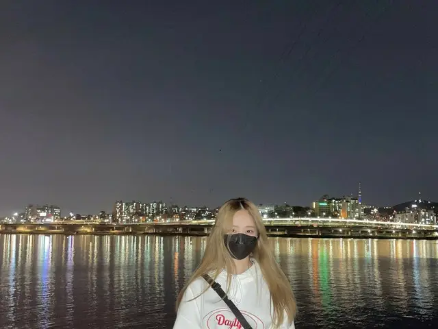 [T Official] LOONA (Loona), [#ViVi] Hangang is also good 💗 I want to go to thebeach even though it'