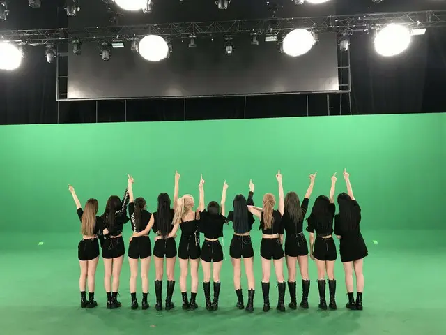 [T Official] LOONA (Loona), after a while at 9 pm (KST) ”KCON: TACT 4 U” #LOONAfinds in V DIUM of th