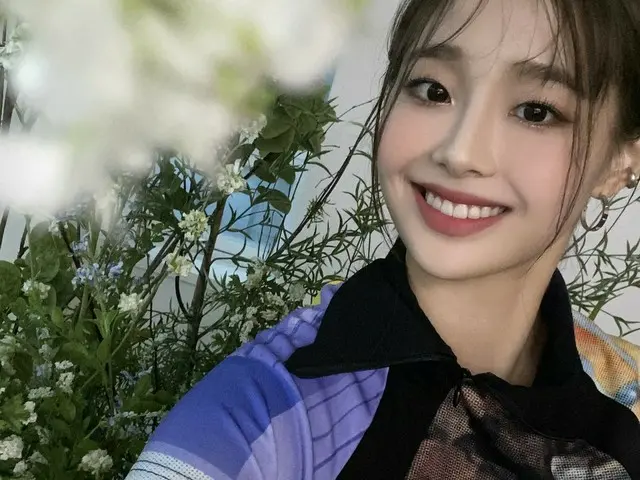 [T Official] LOONA (Loona), [#Center / #Chuu] Did you change the backgroundimage Orbit 🥴💗 Saranhey