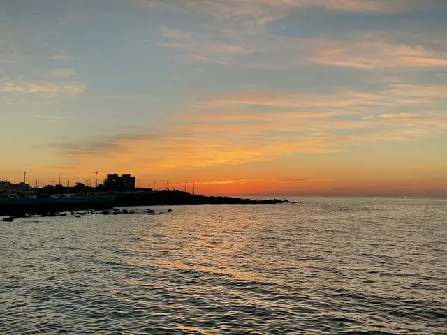 [T Official] LOONA (Loona), [#ViVi] The sea is beautiful, I took a photo of myfeet in the water and