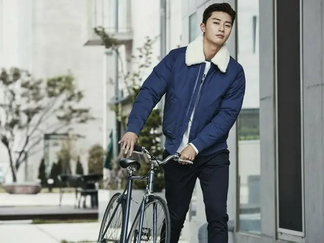 Actor Park Seo Jun, released pictures of the model sportswear brand.