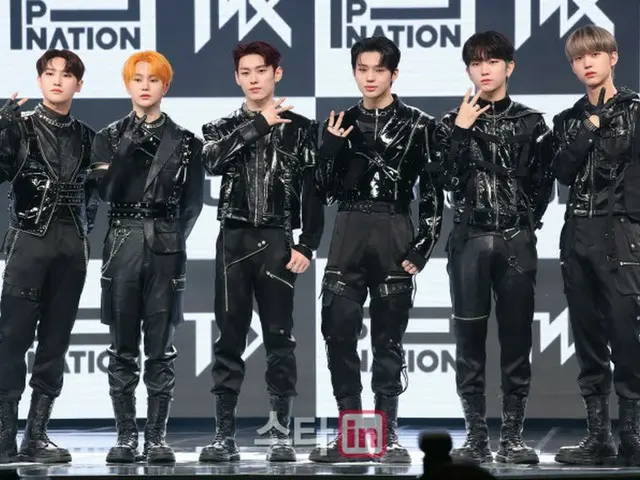 A showcase was held to commemorate the release of ”TNX”, the 1st mini album ”WAYUP”, which was born