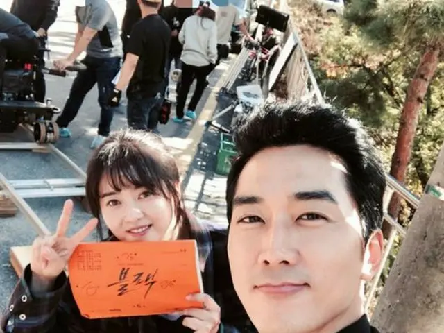 Actor Song Seung Hong, updated SNS. Released two shots with the co-star Go Ara.