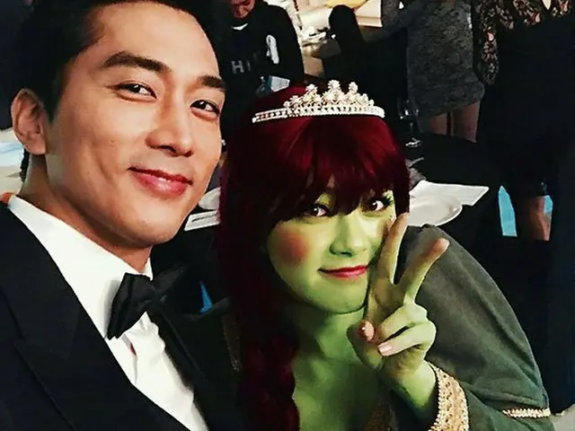 Actor Song Seung Hong, updated SNS. Two shots with an actress wearing aHalloween costume Go Ara.