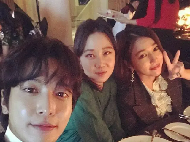 CNBLUE Jung Yong Hwa, updated SNS. Three shots with actress Lee Min Jung andKong Hyo Jin.