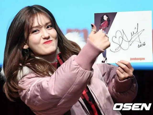 IOI former member Jeon Somi, attended jeans casual brand fan autographingsession. Seoul shopping mal