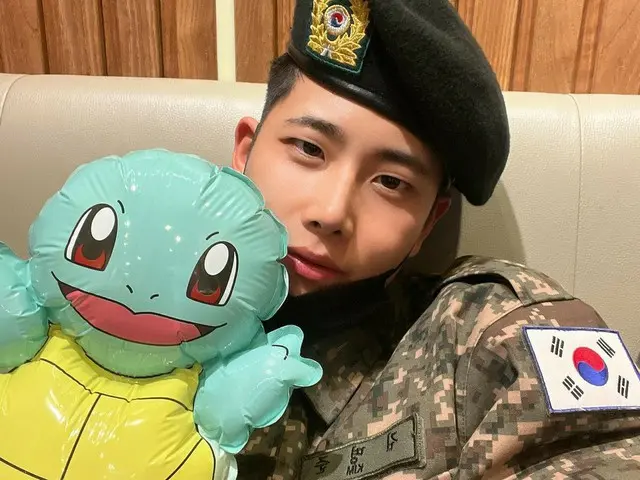 "ASTRO" MJ, who is  in the military, goes to the MOONBIN's funeral hall on an em