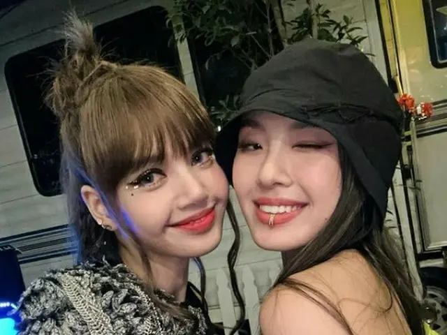 Choreographer LEEJUNG released the photos with LISA(BLACKPINK) and others. “I am