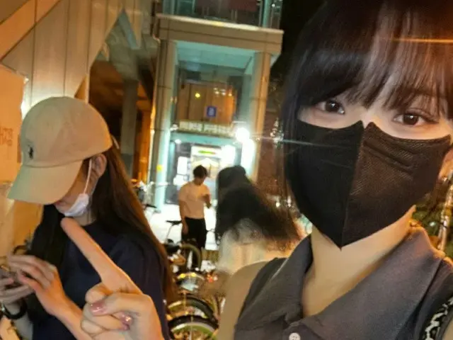 Kim Chae Won (LE SSERAFIM) released a twosome shots with Kim Min Ju (former IZON