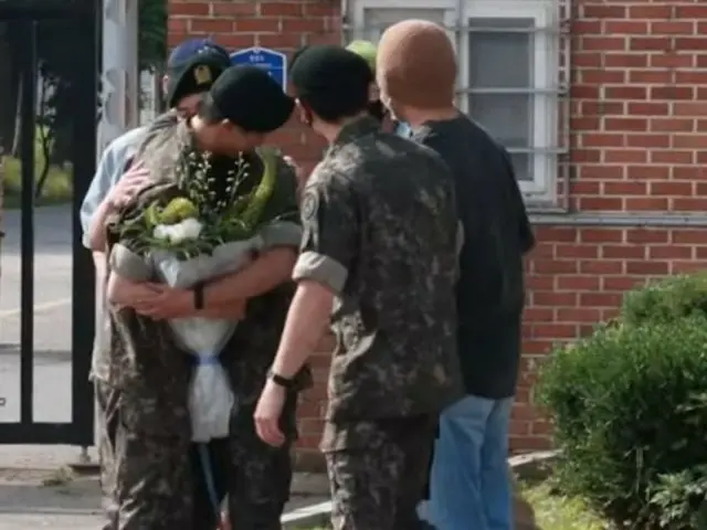 JIN discharges while being greeted by the members.