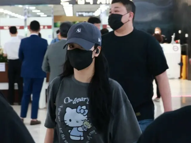 JISOO, returning to the country after finishing her schedule in Japan @ GimpoInternational Airport. Her Hello Kitty shirt is cute★