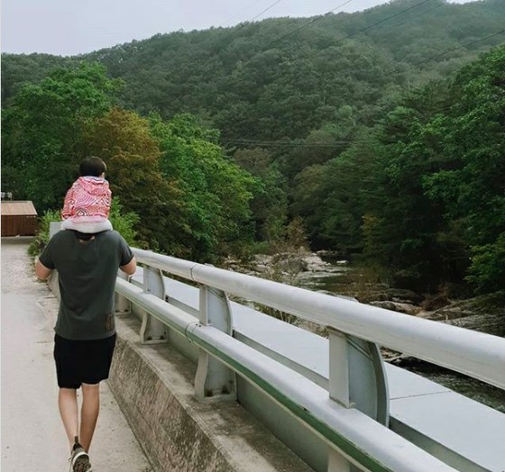 Actress Cha Ye Ryun going out with her husband Joo Sang Wook and daughter. “Beautiful back view”