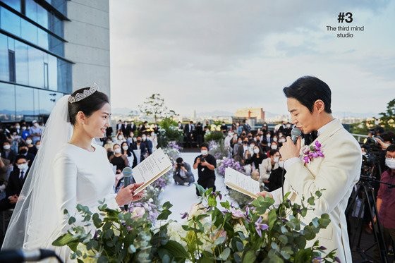 Jun Jin (SHINHWA) unveils a happy wedding ceremony