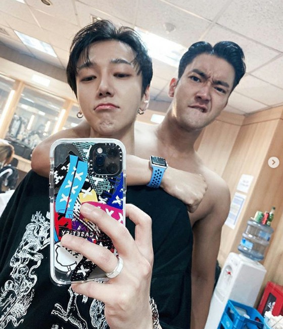 Yesung (SUPER JUNIOR),and  Siwon photo in the mirror ... Tomorrow (5/31) is their "Beyond LIVE"