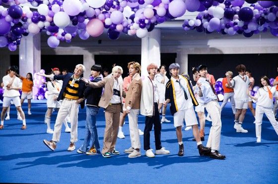 "BTS" met Jimmy Fallon and sang a new song "Permission to Dance" in a space filled with purple balloons