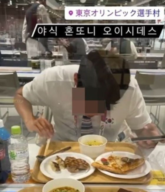 Koreans with the Taegeuk flag are talking about posting "meal photos" at the Tokyo Olympic Village = Korean coverage