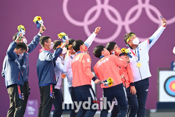 "Let's take a picture together" Men's archery Korean captain's suggestion, "Smile of Japan and Korea" This is the spirit of the Olympics.