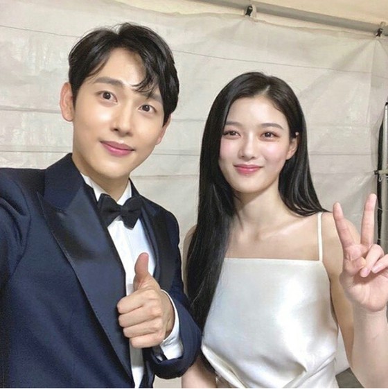 TV series co-stars Im Si-wan (ZE: A) & Kim Yoo Jung reunited for the first time in eight years.