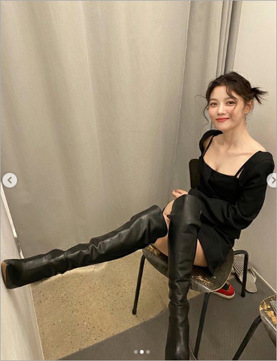 Actress Kim Yoo-jung, knee-covered boots look... "It's too long."