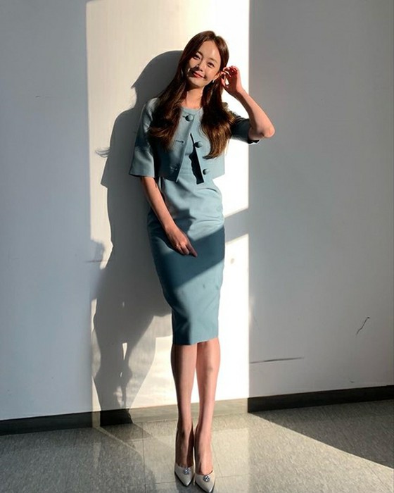 Actress Jung So-min is also surprised by her fellow celebrities... wearing a sexy dress to show off her beautiful curves.