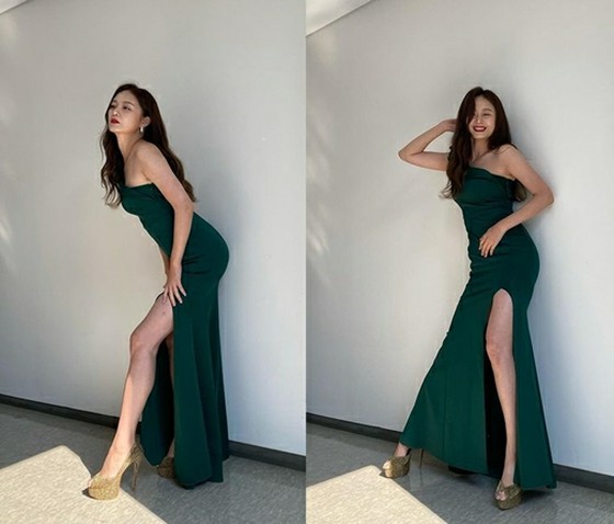 Actress Jung So-min is also surprised by her fellow celebrities... wearing a sexy dress to show off her beautiful curves.