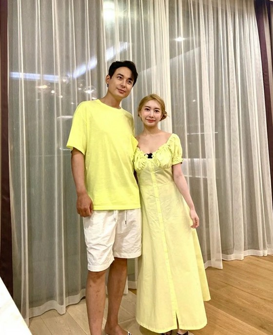 Actor Lee Ji Hoon shows off a couple look with his wife Ayane ... 