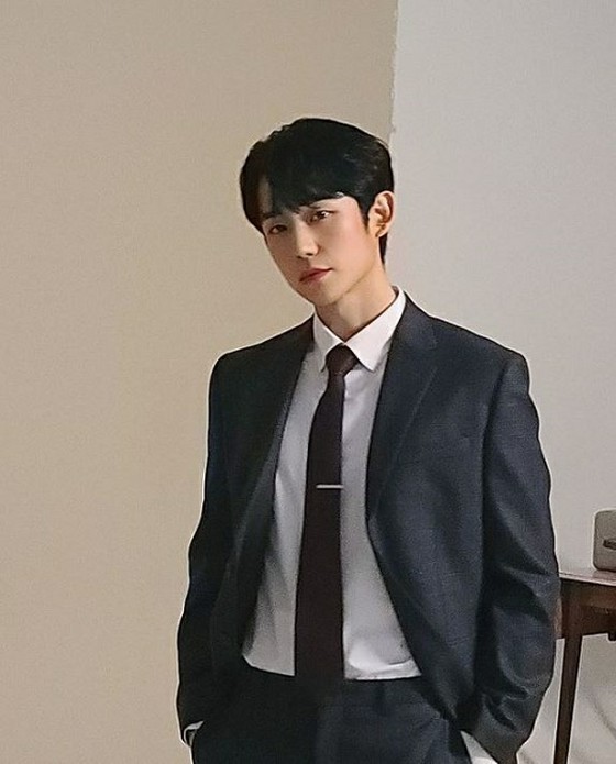 Actor Jung Hae In shows off his perfect suit