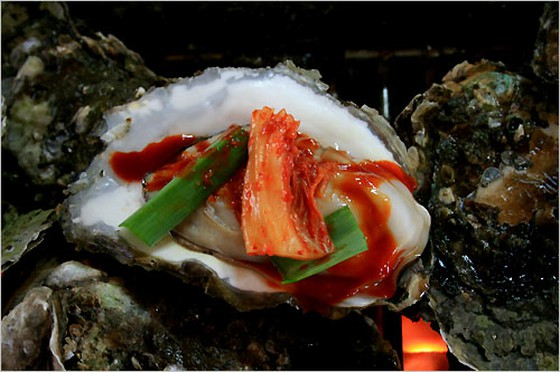 while-eating-steamed-oysters-found-a-1-3-cm-purple-pearl