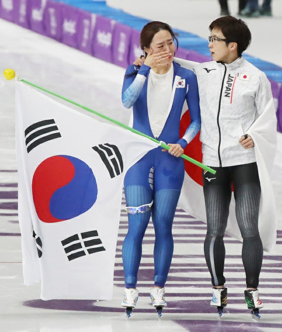 Korea Rep. National team speed skater Lee Sang-hwa tears after seeing the race of “best friend” Nao Kodaira