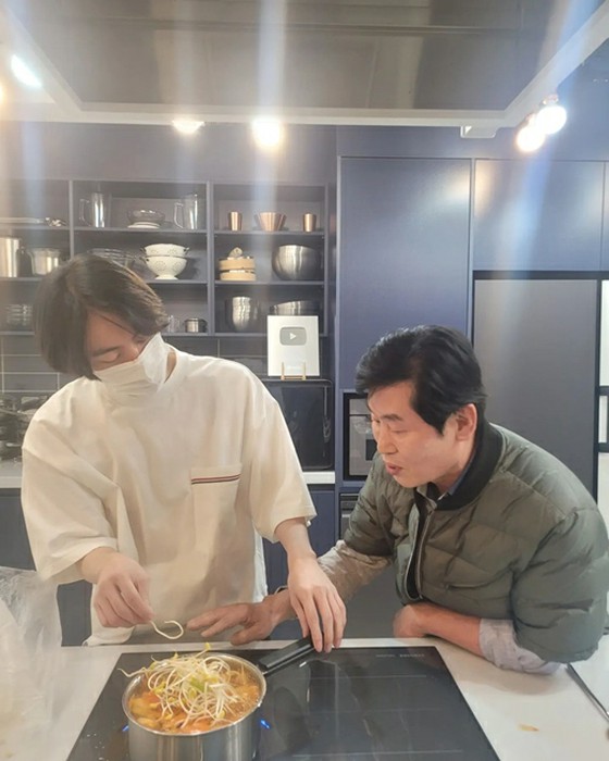 Chef Lee Young-bok teaches "Maeuntang" to "BTS" JIN, which is delicious even if you eat it alone.