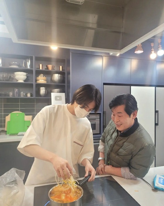 Chef Lee Young-bok teaches "Maeuntang" to "BTS" JIN, which is delicious even if you eat it alone.